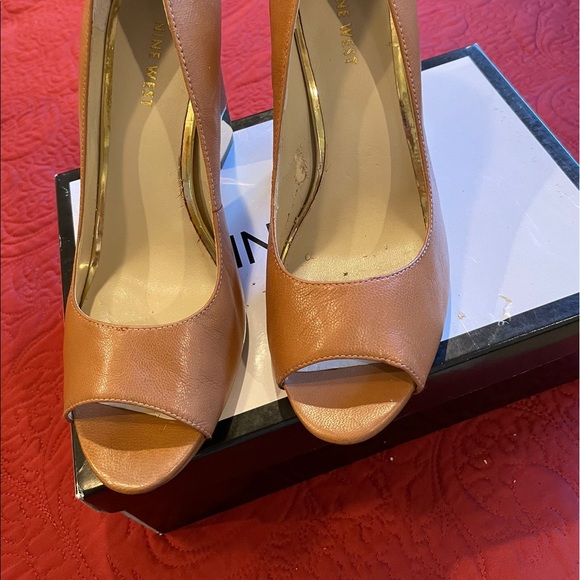 Tan heels - Picture 2 of 3